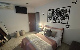 Suite climatizada, ao lado da praca principal